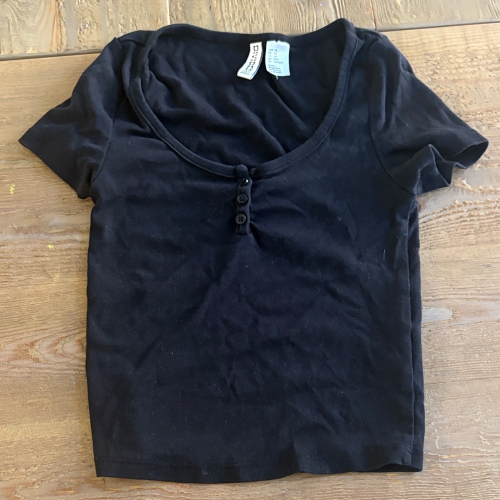H&M cute black button front tee